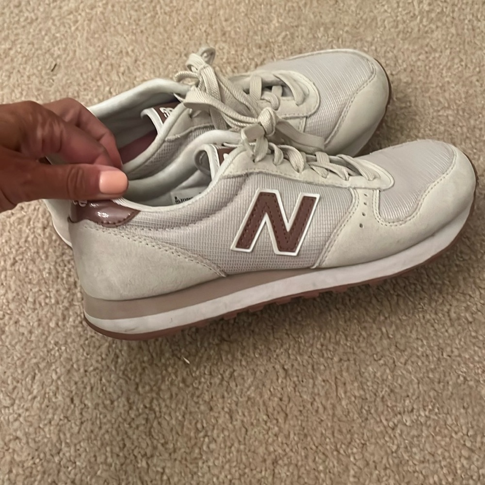 New Balance 574 in  cream/dark pink